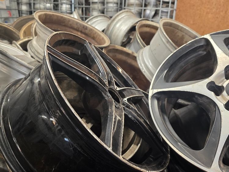 Aluminiumfälgar i container